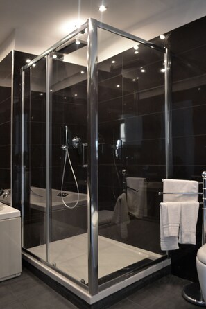 Elite-Doppelzimmer | Dusche im Bad