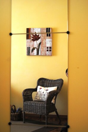 Double or Twin Room, Shared Bathroom | Bar mini, meja, langsir/tirai gelap terus, Wi-fi percuma 