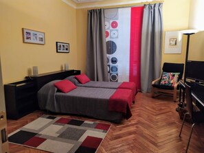 Quarto casal ou duplo, banheiro compartilhado | Frigobar, escrivaninha, cortinas blackout, Wi-Fi de cortesia