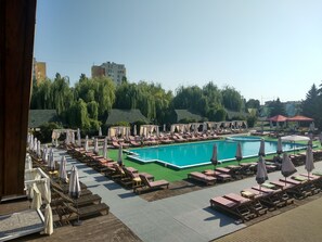 Una piscina al aire libre de temporada