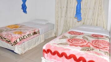 Standard Twin Room | Desk, free WiFi