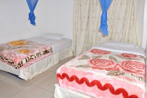 Habitación estándar con 2 camas individuales | Escritorio y wifi gratis