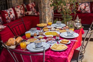 Free daily local cuisine breakfast - La Casa Espanyola (Fes)
