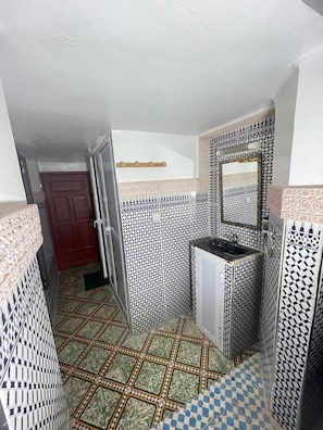 Habitación cuádruple Confort | Baño | Regadera, secadora de cabello, batas, pantuflas