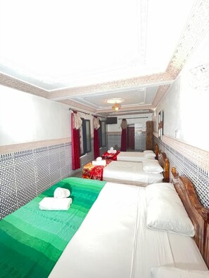 Habitación cuádruple Confort | Sábanas de algodón egipcio, ropa de cama de alta calidad y edredón 