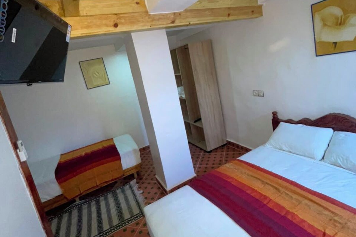 Habitación triple básica | Sábanas de algodón egipcio y ropa de cama de alta calidad