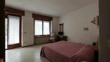 Double or Twin Room, 1 Queen Bed, Non Smoking | In-room safe, rollaway beds, free WiFi