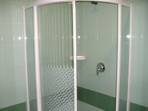 Shower, free toiletries, hair dryer, bidet - Albergo Ristorante Alle Crosere (Fagagna)