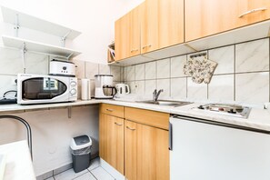 Kühlschrank, Mikrowelle, Herdplatte, Wasserkocher mit Kaffee-/Teezubehör