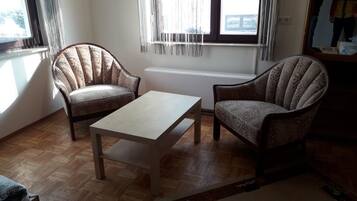 Apartment, 3 Bedrooms (HR014-BW02) | Living area | TV