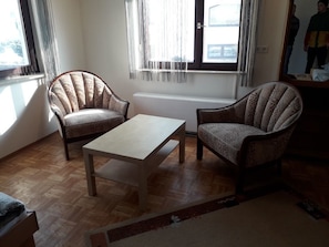 Apartment, 3 Schlafzimmer (HR014-BW02) | Wohnbereich | Fernseher