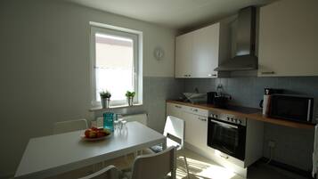 Apartemen, 4 kamar tidur (HR061-BW03) | Dapur pribadi | Lemari es, microwave, oven, dan kompor