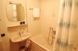 Apartment, 1 Bedroom (HR019-CH02) | Bathroom | Towels - Ferienwohnung Gschwendtnerhof (Aschau im Chiemgau)