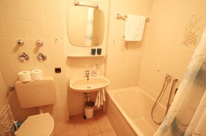 Apartment, 1 Bedroom (HR019-CH02) | Bathroom | Towels - Ferienwohnung Gschwendtnerhof (Aschau im Chiemgau)