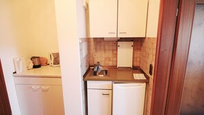 Apartment, 1 Bedroom (HR019-CH02) | Private kitchen | Coffee/tea maker, fridge, oven, stovetop - Ferienwohnung Gschwendtnerhof (Aschau im Chiemgau)