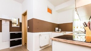 Apartment, 1 Bedroom (HR034-E05) | Private kitchen | Coffee/tea maker, fridge, oven, stovetop - Ferienwohnung Eitorf (Eitorf)