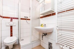 Apartment, 1 Bedroom (HR034-E05) | Bathroom | Towels - Ferienwohnung Eitorf (Eitorf)