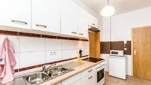 Apartment, 1 Bedroom (HR034-E05) | Private kitchen | Coffee/tea maker, fridge, oven, stovetop - Ferienwohnung Eitorf (Eitorf)