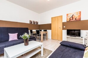 Apartment, 1 Bedroom (HR034-E05) | Living area