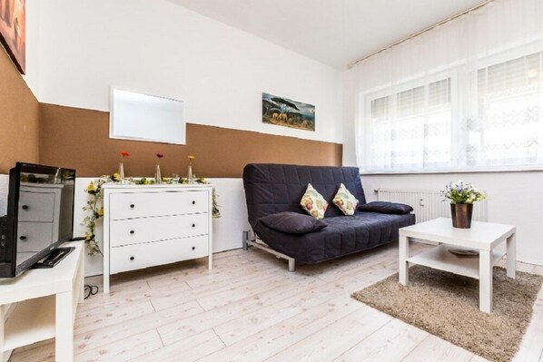 Apartment, 1 Bedroom (HR034-E05) | Living area | TV - Ferienwohnung Eitorf (Eitorf)