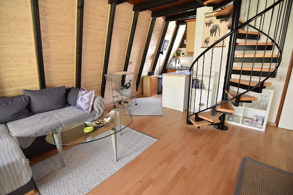 House, 2 Bedrooms (HR039-FFHaus110) | Living room