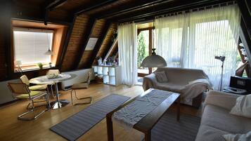 House, 2 Bedrooms (HR040-FFHaus118) | Living room | TV