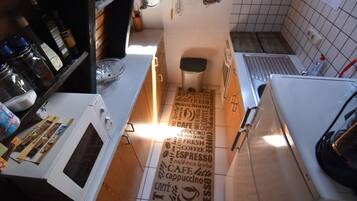 House, 2 Bedrooms (HR040-FFHaus118) | Private kitchen | Fridge, microwave, oven, stovetop