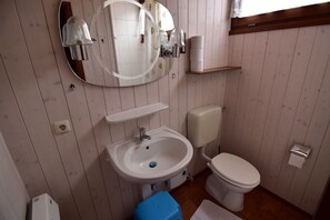 House, 2 Bedrooms (HR041-FFHaus042) | Bathroom | Towels