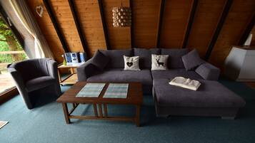 House, 2 Bedrooms (HR041-FFHaus042) | Living room | TV