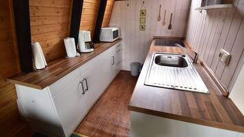 House, 2 Bedrooms (HR041-FFHaus042) | Private kitchen | Fridge, microwave, oven, stovetop