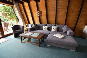 House, 2 Bedrooms (HR041-FFHaus042) | Living room | TV