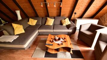 Nhà, 2 phòng ngủ (HR042-FFHaus74) | Phòng khách | TV