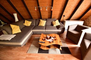 獨棟房屋, 2 間臥室 (HR042-FFHaus74) | 客廳 | 電視