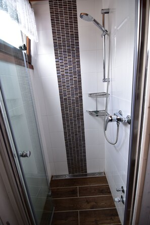 Hus - 2 soveværelser (HR042-FFHaus74) | Bruser på badeværelset