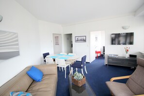 Apartamento, 2 quartos (HR047-H04) | Área de estar | TV