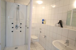 Apartment, 2 Bedrooms (HR047-H04) | Bathroom | Towels - Ferienwohnung Hürth II (Huerth)