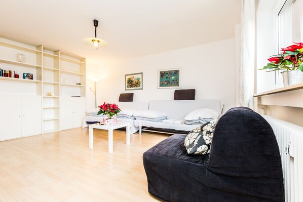 Apartment, 1 Bedroom (HR051-K08) | Living room | TV