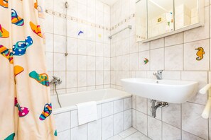 Apartment, 1 Bedroom (HR051-K08) | Bathroom | Towels
