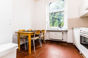 Tủ lạnh, lò nướng, bếp nấu, dụng cụ pha cà phê/trà