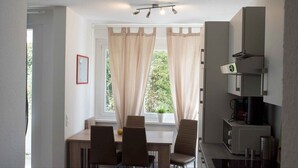 House, 5 Bedrooms (HR054-KH01) | In-room dining - Seepark Kirchheim Haus 14 (Kirchheim)