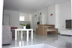 Apartment (HR055-KL01) | Living area | TV - Ferienwohnung Kleve (Kleve)