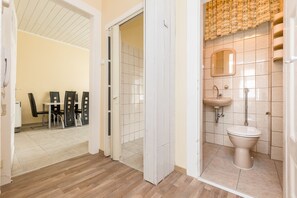 Apartment, 2 Bedrooms (HR057-L04) | Bathroom | Towels