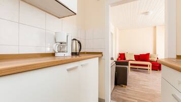 Jääkaappi, uuni, liesi, kahvin-/teenkeitin