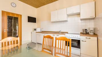 Huoneisto, 2 makuuhuonetta (HR057-L05) | Yksityinen keittiö | Jääkaappi, uuni, liesi, kahvin-/teenkeitin