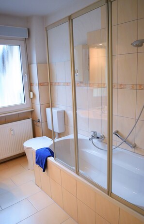 Apartment, 2 Bedrooms (HR058-L06) | Deep-soaking bathtub - Ferienwohnung Leverkusen Schlebusch (Leverkusen)