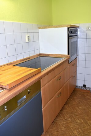 Apartment, 2 Bedrooms (HR058-L07) | Private kitchen | Fridge, oven, stovetop, coffee/tea maker - Ferienwohnung Leverkusen Schlebusch (Leverkusen)