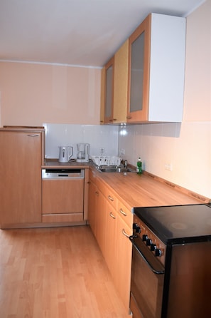 Appartement, 2 chambres (HR058-L06) | Cuisine privée | Réfrigérateur, un four, surface de cuisson, cafetière-théière