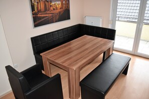 Apartment, 2 Schlafzimmer (HR058-L06) | Essbereich im Zimmer
