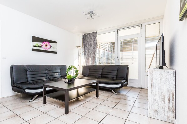 Apartment, 2 Bedrooms (HR060-M02) | Living room | TV - Ferienwohnung Monheim (Monheim)