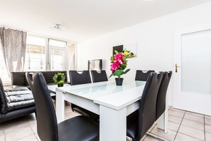 Apartment, 2 Bedrooms (HR060-M02) | In-room dining - Ferienwohnung Monheim (Monheim)